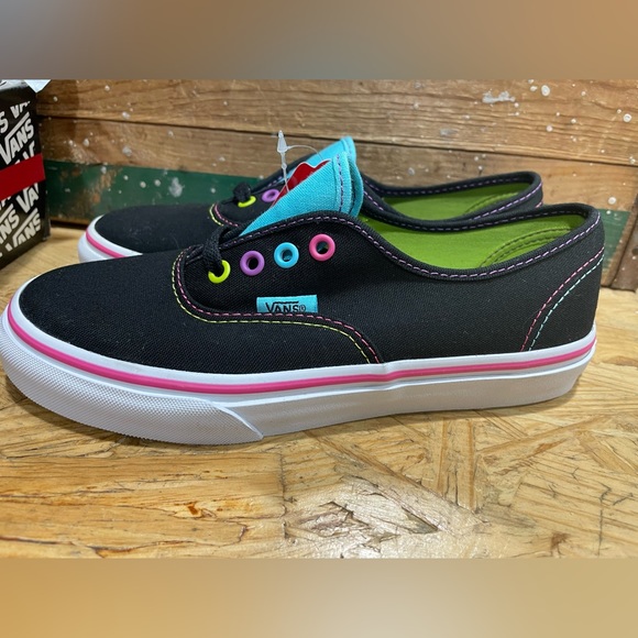 Super cute brand new in box girls Vans Authentic. Size 2.5 . - Picture 1 of 5